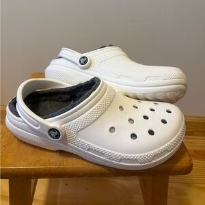 Women’s size 8 Crocs with grey fur lining.